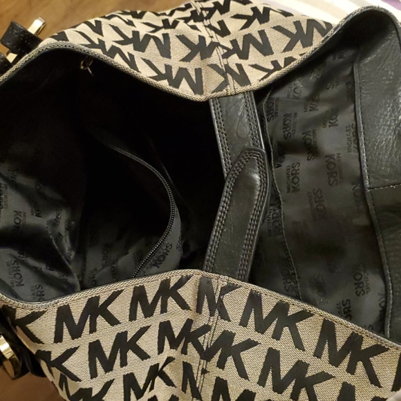 Large MK slouch purse - Picture 3 of 7